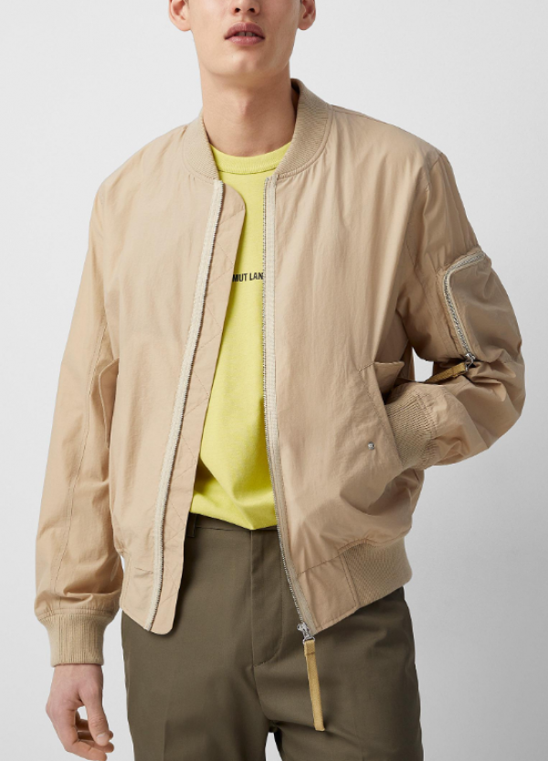 Jaket dengan aksen bordir kreatif